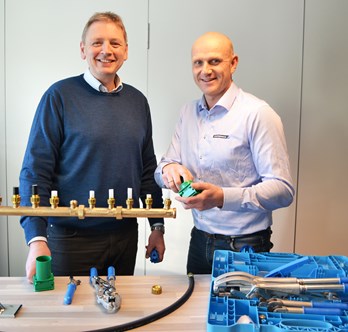 Fra venstre: Adm. dir. Kjell Bernt Kalland med Produktsjef for varme og sanitær, Kenneth Riisa.