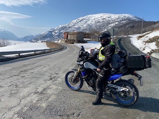 Arne på MC i norsk fjellheim