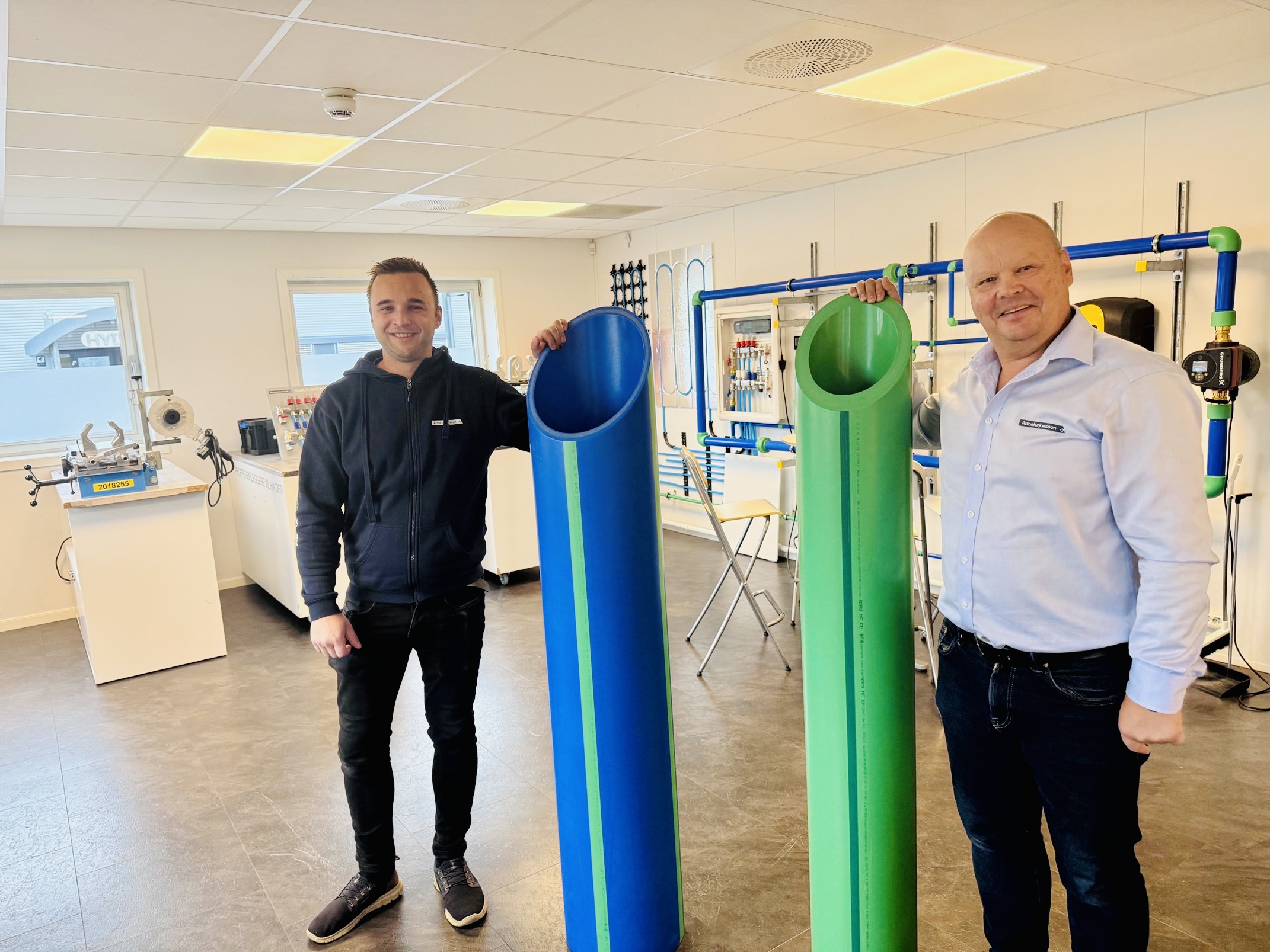 1. september ble Arne Jeksrud pensjonist og overlot ansvaret som produktsjef for energi og sprinkler i Armaturjonsson til Ruben Skjønhaug. Dermed er en lang ære over – og en ny er startet!